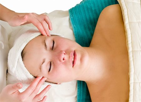 simsearch:400-03951218,k - A woman receiving a facial massage at a beauty spa. Foto de stock - Royalty-Free Super Valor e Assinatura, Número: 400-03951208