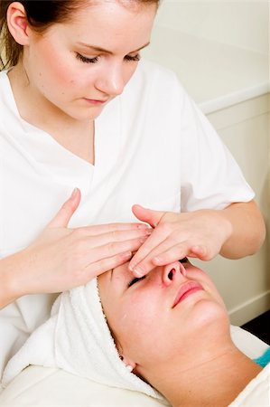 simsearch:400-03951218,k - A woman receiving a facial massage at a beauty spa. Foto de stock - Royalty-Free Super Valor e Assinatura, Número: 400-03951202