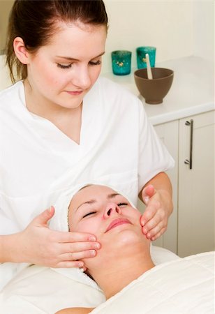 simsearch:400-03951218,k - A woman receiving a facial massage at a beauty spa. Foto de stock - Royalty-Free Super Valor e Assinatura, Número: 400-03951203