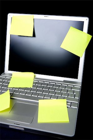 simsearch:695-05776851,k - A sticky note on a laptop computer - remember this Foto de stock - Super Valor sin royalties y Suscripción, Código: 400-03951237