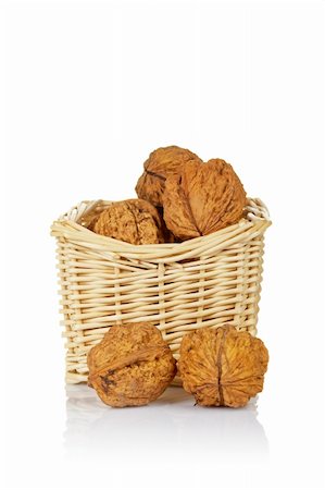 simsearch:700-00342839,k - A walnuts in the basket, reflected on white the background Fotografie stock - Microstock e Abbonamento, Codice: 400-03951287