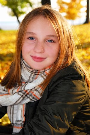 simsearch:400-04475632,k - Portrait of a beautiful teenage girl in a fall park with fallen leaves Foto de stock - Royalty-Free Super Valor e Assinatura, Número: 400-03951327