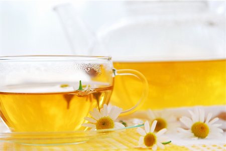 simsearch:600-06180169,k - Teacup and teapot with herbal soothing camomile tea Foto de stock - Super Valor sin royalties y Suscripción, Código: 400-03951337