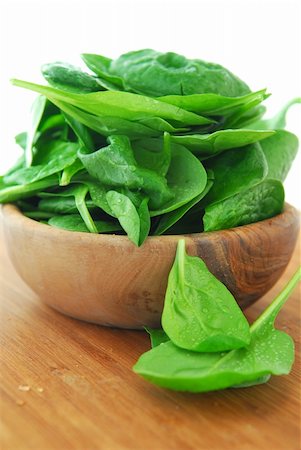 simsearch:400-03939080,k - Fresh spinach iin a wooden bowl on a cutting board Foto de stock - Super Valor sin royalties y Suscripción, Código: 400-03951350