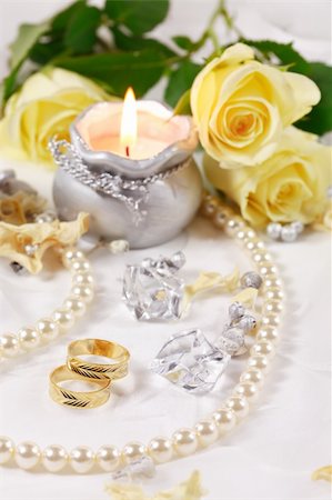simsearch:670-06450369,k - Wedding still life with beautiful golden rings Photographie de stock - Aubaine LD & Abonnement, Code: 400-03951807