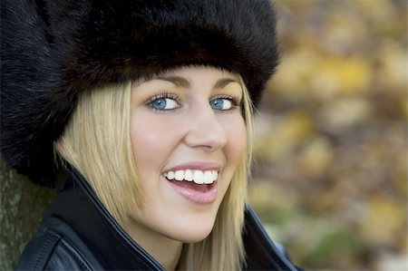 simsearch:400-04058311,k - A stunningly beautiful young blond woman wrapped up warm smiling and surrounded by autumnal colours Foto de stock - Super Valor sin royalties y Suscripción, Código: 400-03951826