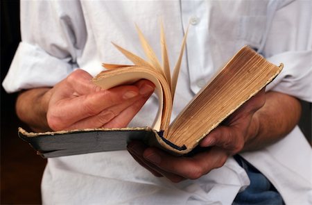 simsearch:614-01561572,k - Man's hands hold the old green book Stock Photo - Budget Royalty-Free & Subscription, Code: 400-03952162