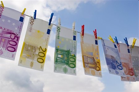 simsearch:693-06021294,k - Euro banknotes on a clothesline against cloudy sky Foto de stock - Super Valor sin royalties y Suscripción, Código: 400-03952565