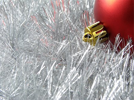 simsearch:649-06164704,k - christmas design with red bauble fragment and silver tinsel background Stockbilder - Microstock & Abonnement, Bildnummer: 400-03953191