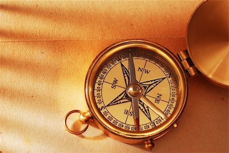 el viejo sur - Antique brass compass over old map background Foto de stock - Super Valor sin royalties y Suscripción, Código: 400-03953335