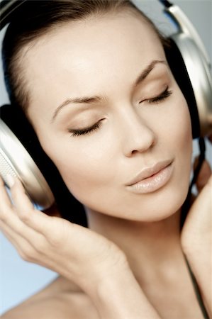 simsearch:6109-06781832,k - Portrait of Fresh and Beautiful sexy young woman with headphones Foto de stock - Super Valor sin royalties y Suscripción, Código: 400-03953625