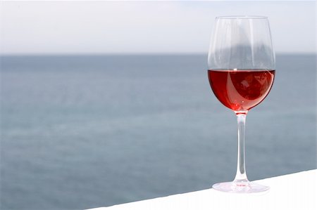 simsearch:400-03966426,k - glass of rose wine with the ocean in the background Fotografie stock - Microstock e Abbonamento, Codice: 400-03964358