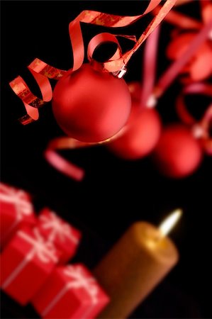 simsearch:696-03402839,k - Red balls - Christmas decoration Photographie de stock - Aubaine LD & Abonnement, Code: 400-03964718