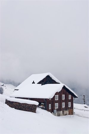 simsearch:400-03938269,k - A typical Swiss house covered with snow, in the Alps. Foto de stock - Super Valor sin royalties y Suscripción, Código: 400-03964742