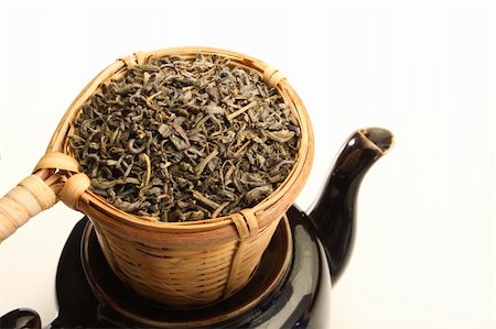 Green tea leaves in bamboo tea strainer on a tea pot. Foto de stock - Super Valor sin royalties y Suscripción, Código: 400-03964993