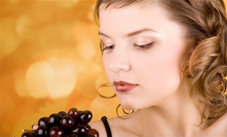 simsearch:400-03965656,k - glamorous girl holding some grapes in her hand Photographie de stock - Aubaine LD & Abonnement, Code: 400-03965646
