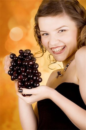 simsearch:400-03965676,k - glamorous girl holding some grapes in her hand Foto de stock - Super Valor sin royalties y Suscripción, Código: 400-03965647