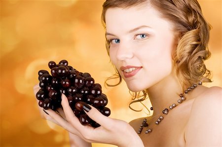 simsearch:400-03965656,k - glamorous girl holding some grapes in her hand Photographie de stock - Aubaine LD & Abonnement, Code: 400-03965648