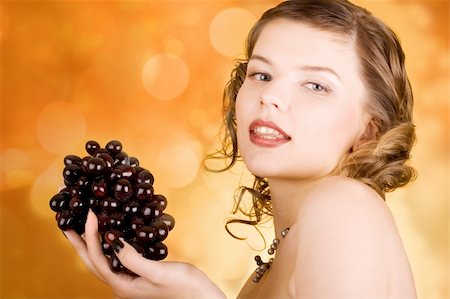 simsearch:400-03965676,k - glamorous girl holding some grapes in her hand Foto de stock - Super Valor sin royalties y Suscripción, Código: 400-03965649