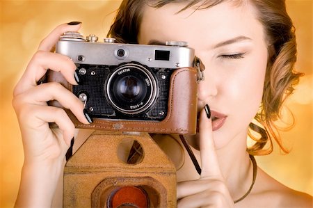 simsearch:400-03965656,k - a glamorous girl in the evening dress holding a camera Photographie de stock - Aubaine LD & Abonnement, Code: 400-03965643