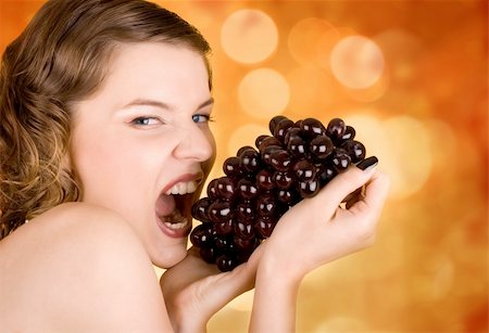 simsearch:400-03965656,k - glamorous girl holding some grapes in her hand Photographie de stock - Aubaine LD & Abonnement, Code: 400-03965651