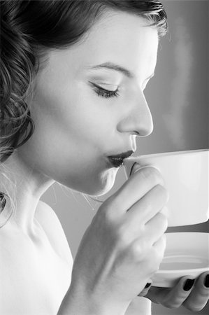 simsearch:400-03965656,k - glamorous girl having a cup of coffee Photographie de stock - Aubaine LD & Abonnement, Code: 400-03965660