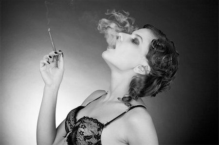 simsearch:400-03965676,k - gorgeous girl with a smoking cigarette Foto de stock - Super Valor sin royalties y Suscripción, Código: 400-03965682