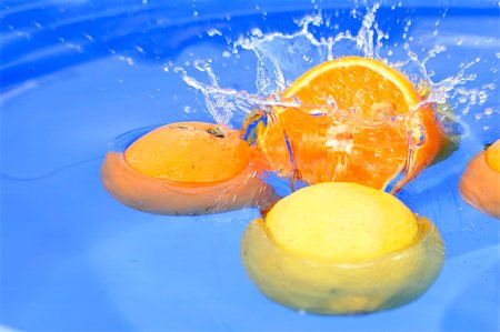 simsearch:632-06029440,k - Oranges and lemons in water Stock Photo - Budget Royalty-Free & Subscription, Code: 400-03966402
