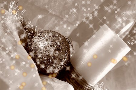 simsearch:696-03402839,k - Winter ornaments: ball and candle Photographie de stock - Aubaine LD & Abonnement, Code: 400-03966500