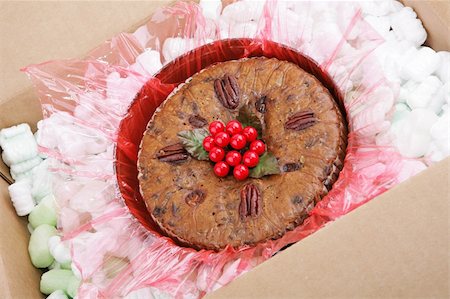 Traditional Christmas fruitcake in a shipping box surrounded by packaging peanuts. Stock Photo - Budget Royalty-Free & Subscription, Code: 400-03966842