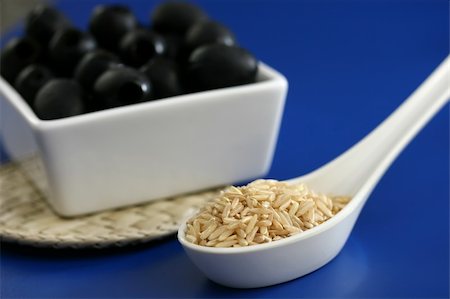 simsearch:695-05773492,k - black olives, brown rice, Ingredients for cooking on a blue tabletop Fotografie stock - Microstock e Abbonamento, Codice: 400-03966916