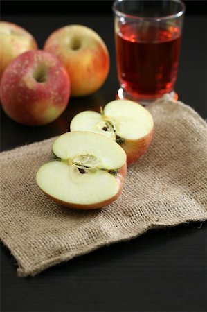 stephconnell (artist) - Organic apples and juice ready for snack time Foto de stock - Super Valor sin royalties y Suscripción, Código: 400-03966932