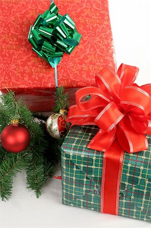 simsearch:632-06118213,k - Two wrapped Christmas gifts - vertical view. Fotografie stock - Microstock e Abbonamento, Codice: 400-03967054