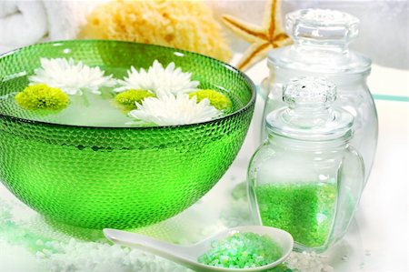 simsearch:400-03950235,k - Green bowl with water and flowers ready for spa session Photographie de stock - Aubaine LD & Abonnement, Code: 400-03967111