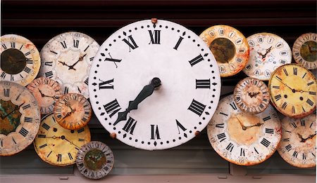 Several antique clock faces of different sizes and styles Photographie de stock - Aubaine LD & Abonnement, Code: 400-03967269