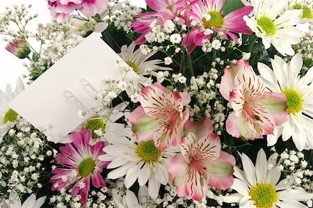simsearch:649-07436587,k - A closeup of a bouquet of spring flowers with a gift card. Fotografie stock - Microstock e Abbonamento, Codice: 400-03967372