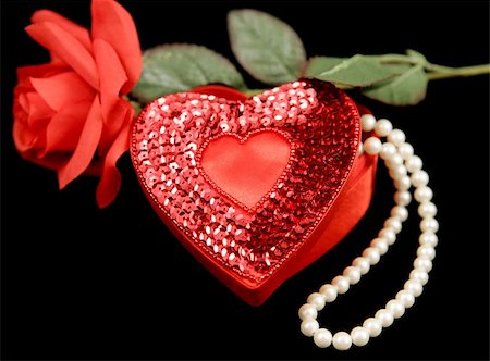 simsearch:693-06403301,k - A sequined heart shaped box with a pearl necklace inside, and a red rose on black. Stockbilder - Microstock & Abonnement, Bildnummer: 400-03967386