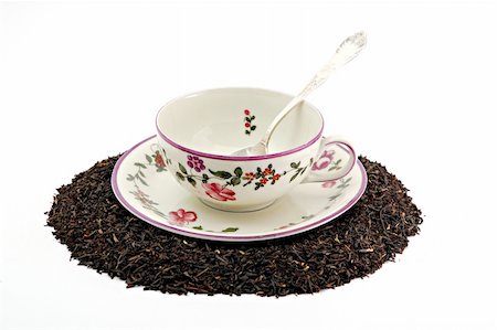 simsearch:400-05153477,k - Tea cup on scattered tea leafs Photographie de stock - Aubaine LD & Abonnement, Code: 400-03967567
