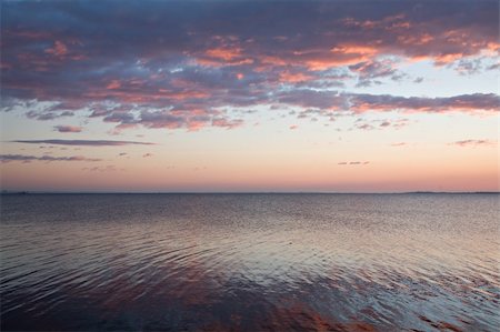simsearch:400-04016461,k - Photo of horizon over water surface at sunset. Foto de stock - Super Valor sin royalties y Suscripción, Código: 400-03967873