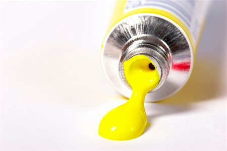 dos objetos - macro picture: open tube of yellow paint over white Photographie de stock - Aubaine LD & Abonnement, Code: 400-03967958