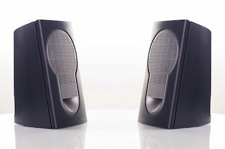 Two computer speakers, with a reflection on white background. Fotografie stock - Microstock e Abbonamento, Codice: 400-03968346