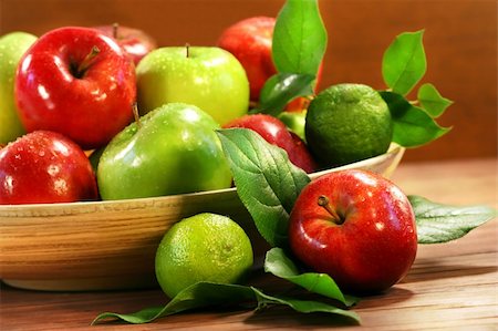 simsearch:400-05033339,k - Red and green apples in a wooden bowl Stock Photo - Budget Royalty-Free & Subscription, Code: 400-03968426