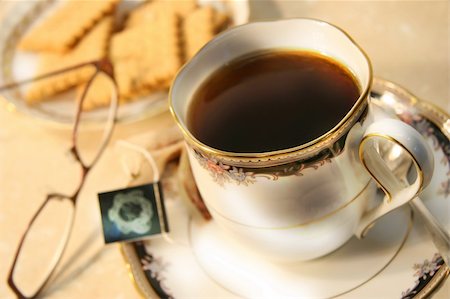 simsearch:859-03884665,k - Cup of english breakfast tea with cookies for break time Stockbilder - Microstock & Abonnement, Bildnummer: 400-03968429