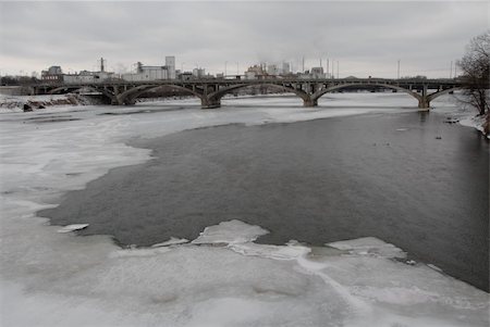 Ice on the Cedar River, downtown Cedar Rapids, Iowa Foto de stock - Royalty-Free Super Valor e Assinatura, Número: 400-03968476