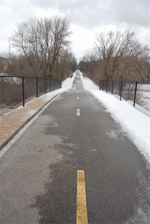 simsearch:400-03976229,k - Bike path in winter, Cedar Rapids, Iowa Photographie de stock - Aubaine LD & Abonnement, Code: 400-03968477