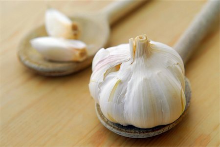 simsearch:700-06334366,k - Bulbs and cloves of garlic on wooden cooking spoons Foto de stock - Super Valor sin royalties y Suscripción, Código: 400-03968753