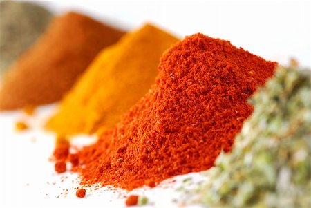 simsearch:670-06451367,k - Heaps of various ground spices on white background Photographie de stock - Aubaine LD & Abonnement, Code: 400-03968763