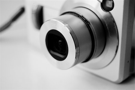 film equipment - The lens on a small camera Foto de stock - Super Valor sin royalties y Suscripción, Código: 400-03969021
