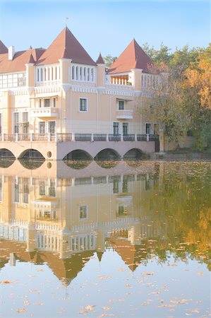 fedotishe (artist) - Castle on the lake coast in autumn Photographie de stock - Aubaine LD & Abonnement, Code: 400-03969076