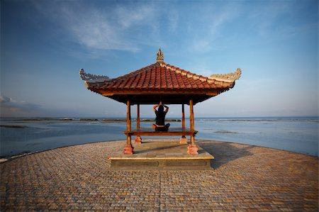 simsearch:400-03969202,k - 20-25 years woman portrait relaxing at seaside, bali indonesia Photographie de stock - Aubaine LD & Abonnement, Code: 400-03969233